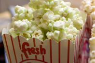 Ungeachtet der Qualität des Films gehen Verbraucher in konjunkturell rosigen Zeiten eher ins Kino. Zudem gönnen sich Besucher obendrein mehr Snacks wie Popcorn. Ergo: In Boomzeiten boomt auch der Popcorn-Absatz.