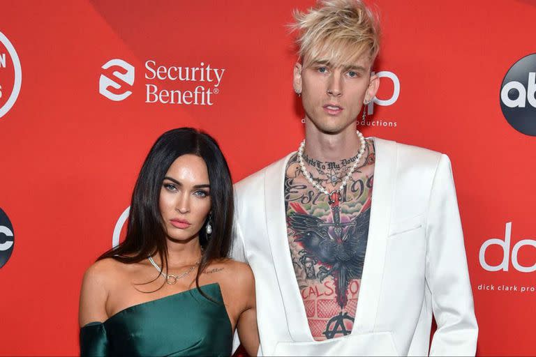 Megan Fox se encuentra en una relación con el cantante y actor Machine Gun Kelly, con quien se mostró el sábado en los American Music Awards