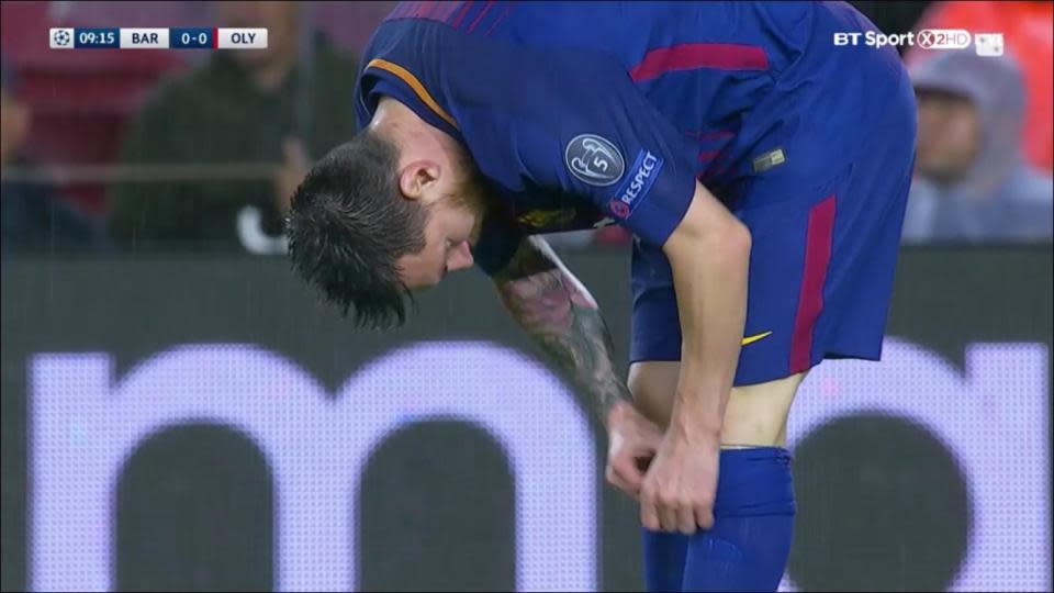 Lionel Messi vom FC Barcelona zog eine Tablette aus seinem Stutzen