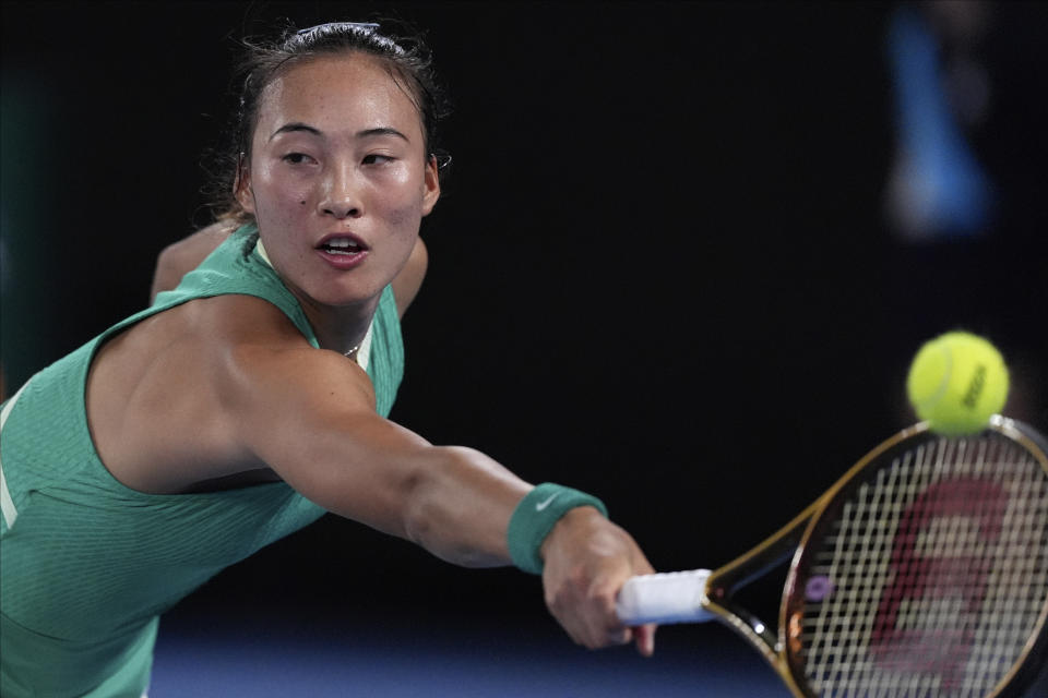 Zheng Qinwen devuelve de revés ante Dayana Yastremska en las semifinales del Abierto de Australia, el jueves 25 de enero de 2024, en Melbourne. (AP Foto/Andy Wong)