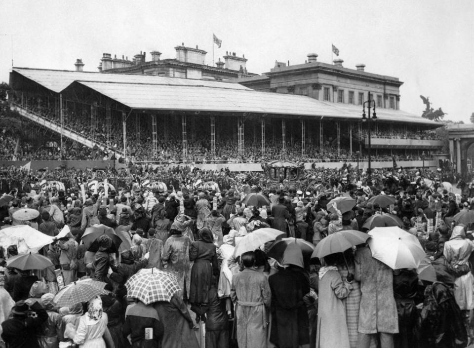 coronation procession of queen elizabeth ii