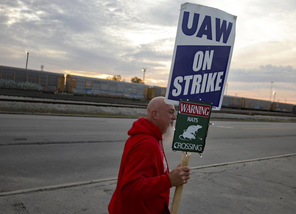 File - Dan Back, a United Auto Workers Local 12 member, pickets during the ongoing UAW strike at the Stellantis Toledo Assembly Complex on Thursday, Oct. 26, 2023, in Toledo, Ohio. General Motors and Jeep maker Stellantis will meet with United Auto Workers bargainers Thursday to see if they can reach a tentative contract agreement that mirrors a deal reached with crosstown rival Ford on Wednesday. (Kurt Steiss/The Blade via AP, File )