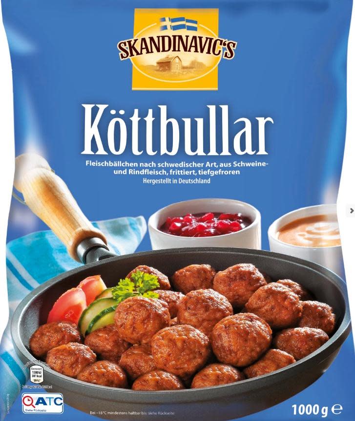 <p><strong>14. September 2018:</strong> Rückruf für <strong>TK</strong> <strong>SKANDINAVIC‘S</strong> <strong>Köttbullar</strong> von Aldi Nord. Der Hersteller Tillman’s Convenience GmbH ruft das Produkt zurück, weil nicht ausgeschlossen werden kann, dass blaue Plastikteile enthalten sind. Betroffen sind 1.000-Gramm-Packungen mit dem <strong>Mindesthaltbarkeitsdatum</strong> <strong>28.02.2019</strong>.<br>Die entsprechende Charge wurde von Aldi Nord ausschließlich in den Gesellschaften Datteln, Lingen, Rinteln und Weimar verkauft. Diese betreiben Filialen in Teilen der Bundesländer Nordrhein-Westfalen, Niedersachsen Sachsen-Anhalt, und Thüringen.<br>Aufgrund der Gesundheitsgefahr sollten Kunden den Rückruf unbedingt beachten und die betroffenen Produkte nicht konsumieren.<br>Kunden, die den entsprechenden Artikel gekauft haben, können diesen gegen Erstattung des Kaufpreises ohne Vorlage des Kassenbons in ihren Aldi-Filialen zurückgeben oder an Tillman’s Convenience GmbH, In der Mark 2, 33378 Rheda-Wiedenbrück zurückschicken. Die Portokosten werden ebenfalls erstattet.<br>(Bild: Tillmann’s Convenience GmbH) </p>