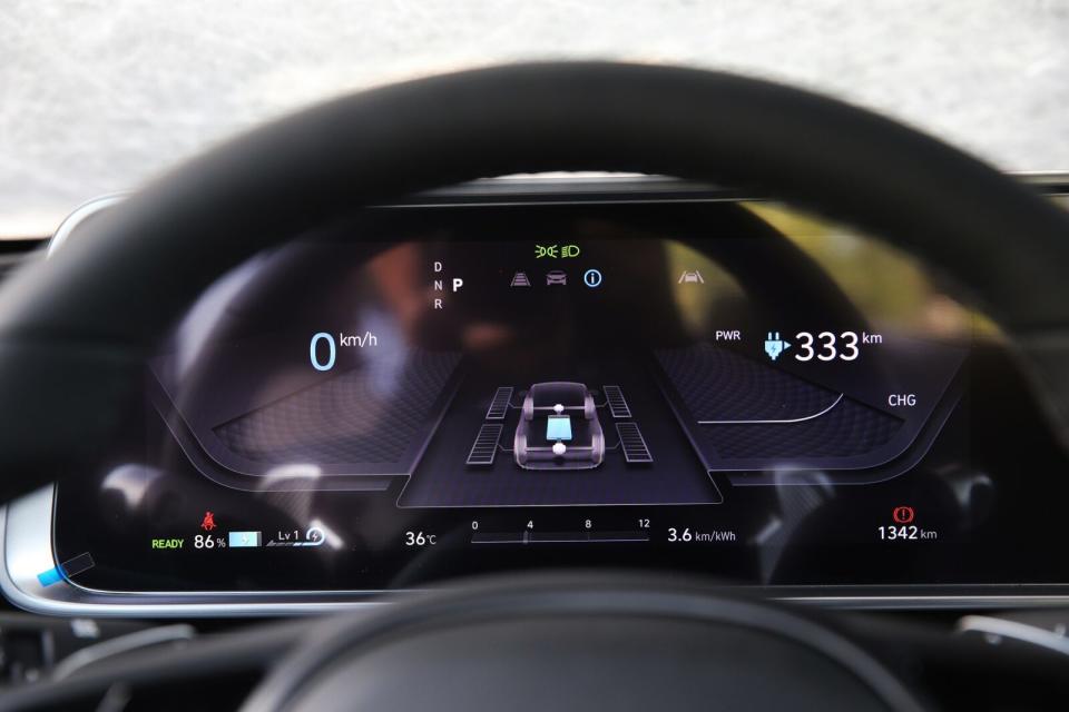 12吋數位儀錶板未提供中文介面，但會隨著駕駛模式來做色調與圖案變化；左下角是剩餘電量以及i-Pedal與動能回充力道段數的顯示。