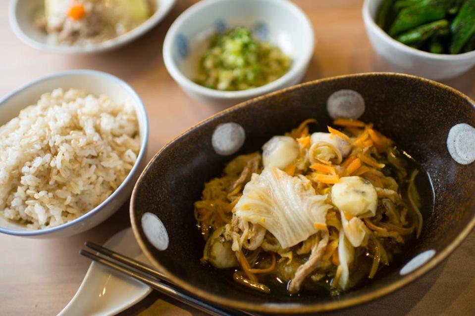 以深溝村蔬菜煮成充滿甜味的「西魯肉套餐」，吃得到米飯、小菜和漬物，一飯四菜的套餐形式，讓人好像回家吃飯。（300元／套）