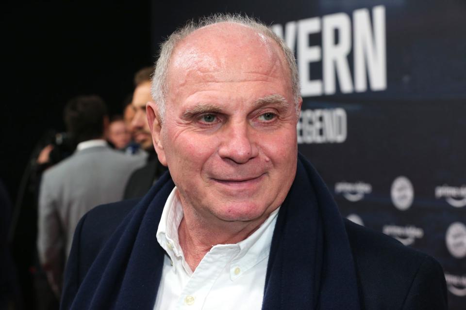 Am Rande einer Premiere der Amazon-Doku "FC Bayern - Behind The Legend" äußerte sich der ehemalige Manager und Ehrenpräsident des Rekordmeisters. "Sie sind doch verantwortlich für den Tsunami", ging Hoeneß die Medien an. Er habe eine Meinung zu Kimmichs Entscheidung, würde aber nur mit dem Spieler selbst darüber reden. (Bild: Gisela Schober / Getty Images)