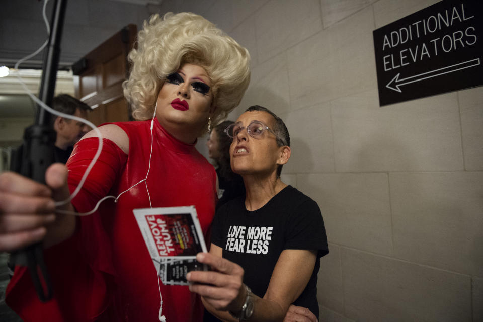 La drag queen y comediante Pissi Myles acudió al Capitolio en Washington DC el día de la apertura de audiencias públicas en el proceso de destitución que se le sigue a Donald Trump. (Photo by Caroline Brehman/CQ-Roll Call, Inc via Getty Images)