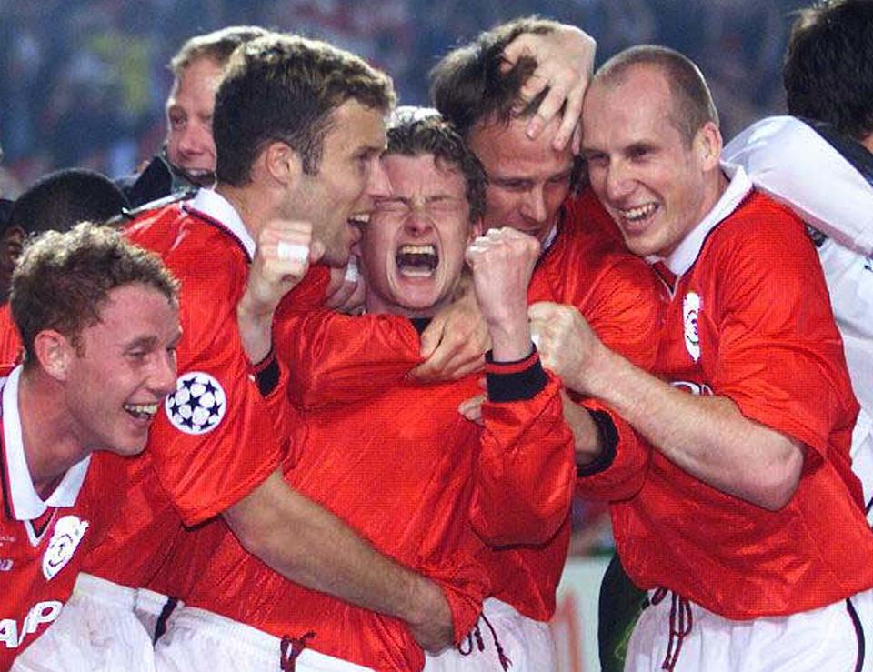 Manchester United's Ole Gunner Solskjaer (C) celebrates his winning goal with teammates Jaap Stam (R), Teddy Sheringham (2ndR), Ronny Johhnsen (4thR) and Nicky Butt during the European Cup Final in Barcelona's Nou Camp stadium May 26, 1999. Manchester United won the match 2-1 on two late goals.    KC/SV