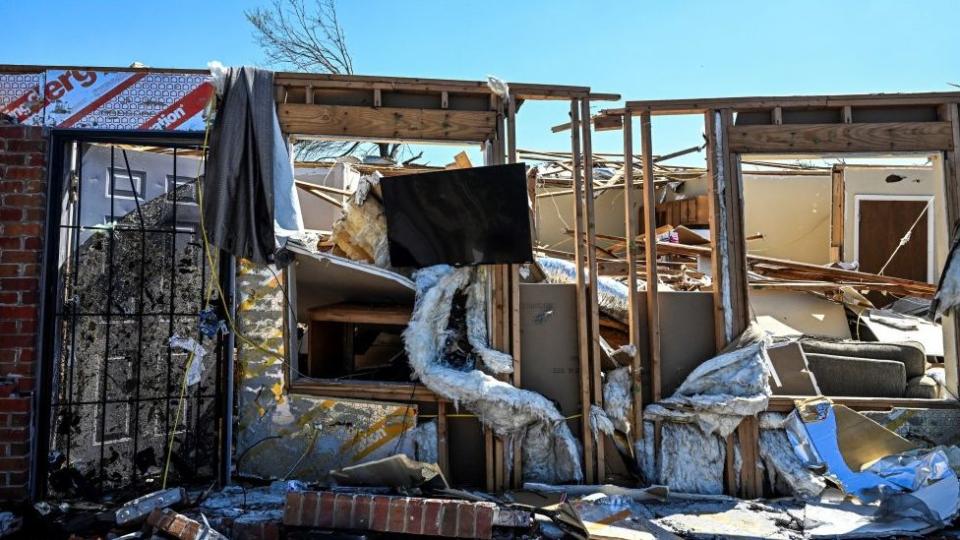 Casa en ruinas tras el paso del tornado.