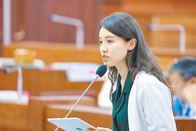 基隆市議員許睿慈指出，畫設騎樓停車線要注意美觀，且騎樓屬於私人產權，若因此造成財產權侵害也要有相關補償措施。（徐佑昇攝）