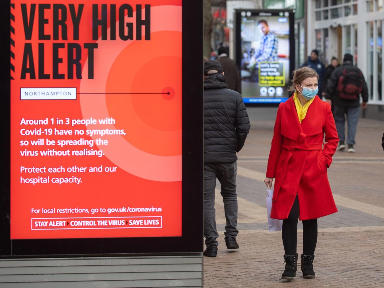 <p>La gente camina por Abington Street en Northampton, ya que se espera que se anuncien más cambios en el sistema de niveles de Inglaterra, pocos días después de que millones de personas sufrieran restricciones de coronavirus más severas en el Boxing Day. PA Photo. Fecha de la foto: miércoles 30 de diciembre de 2020. Matt Hancock se dirigirá a los Comunes el miércoles por la tarde, con más áreas programadas para pasar al Nivel 4 similar al bloqueo debido al aumento de las tasas de casos en todo el país. </p> (Joe Giddens / AP Wire)