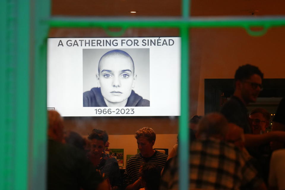 Miembros de la comunidad irlandesa en Londres se despiden de Sinead O'Connor el July 27, 2023 (Footage by Carl Court/Getty Images)