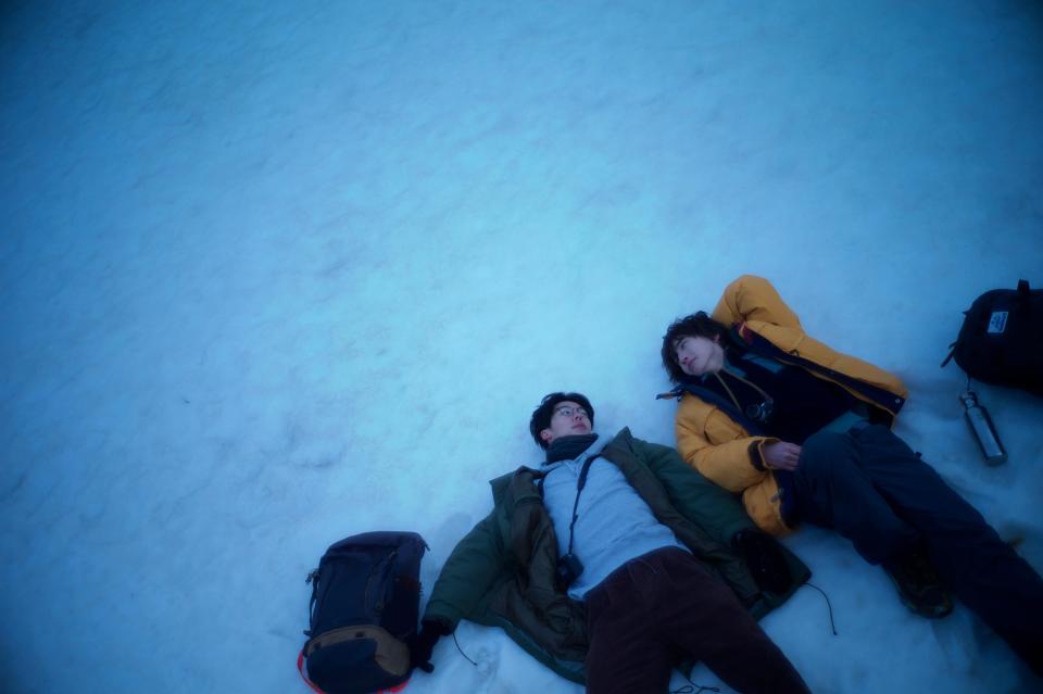 道枝駿佑（右）與許光漢躺在雪地中。（圖／翻滾吧男孩電影有限公司提供）