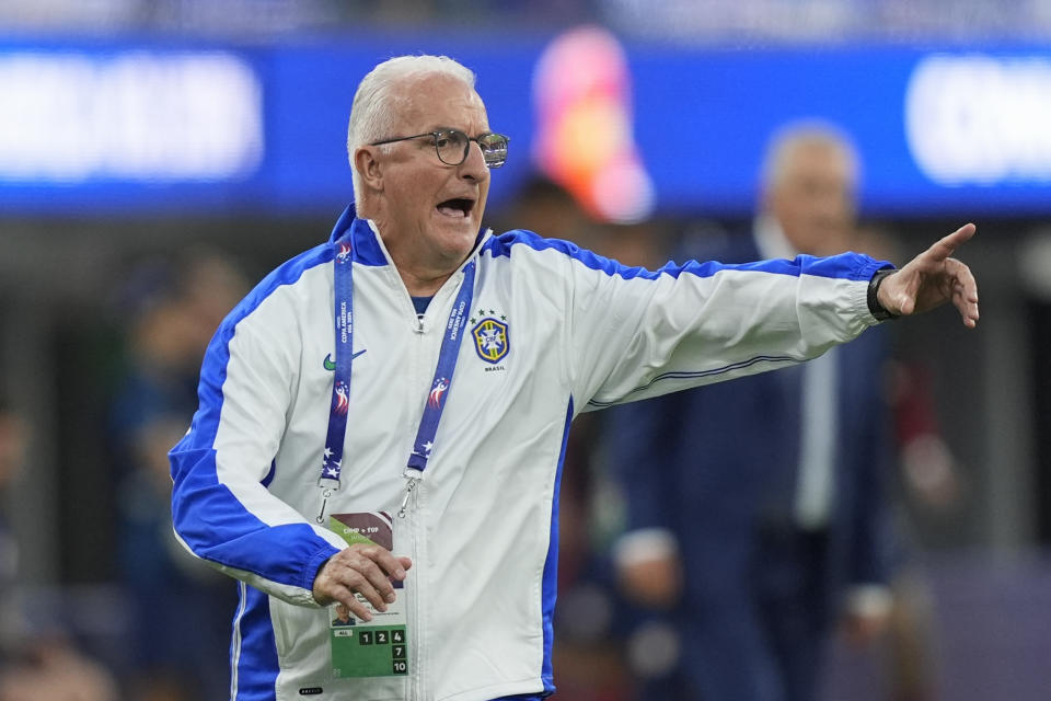 El entrenador de Brasil Dorival Junior dirige a sus jugadores durante un partido de la Copa América ante Costa Rica, el lunes 24 de junio de 2024, en Inglewood, California. (AP Foto/Ryan Sun)