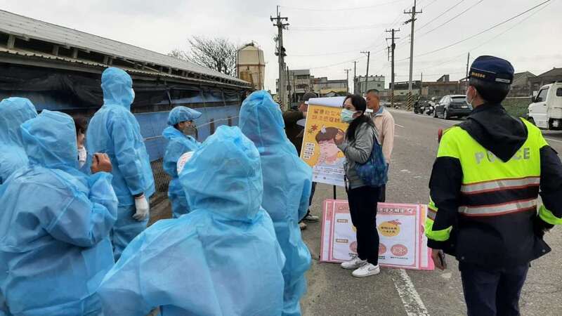 雲林東勢2週內3禽場感染H5N1  加強防疫 雲林縣東勢鄉上週2家禽場感染H5N1，撲殺逾1萬 5000隻家禽，7日又有1土雞場確診，撲殺5375隻家 禽，雲林縣動植物防疫所加發消毒水，輔導禽場落實 管理各項安全工作。 （雲林縣政府提供） 中央社記者姜宜菁傳真  113年3月7日 