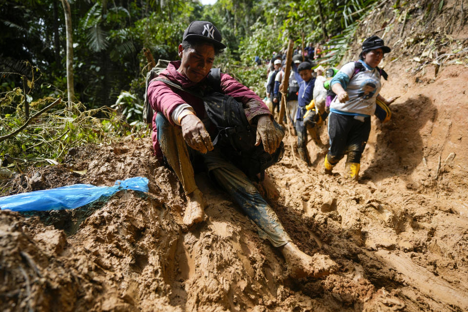 Un migrante venezolano descansa durante la caminata por el Tapón del Darién desde Colombia hacia Panamá con la esperanza de llegar a Estados Unidos, el sábado 15 de octubre de 2022. (Foto AP/Fernando Vergara)