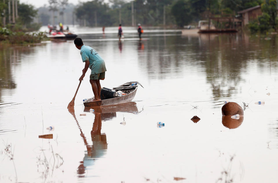 <p>A man rows a boat during the flood after the Xepian-Xe Nam Noy hydropower dam collapsed in Attapeu province, Laos, July 26, 2018. (Photo: Soe Zeya Tun/Reuters) </p>