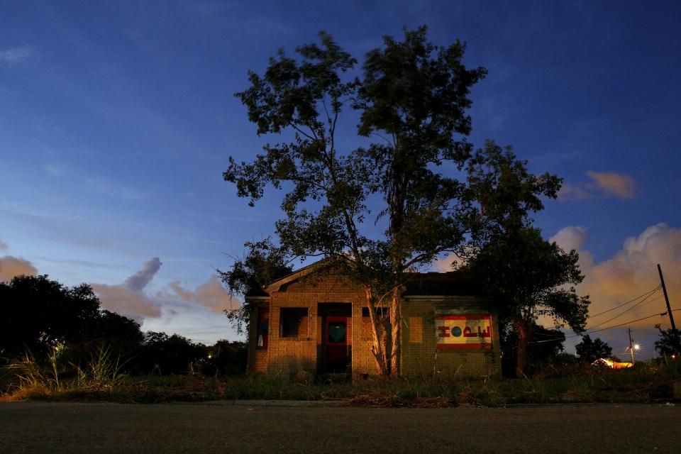 An abandoned house after Hurricane Katrina is seen in the Lower Ninth Ward neighborhood of New Orleans, Louisiana, August 16, 2015. (REUTERS/Carlos Barria)