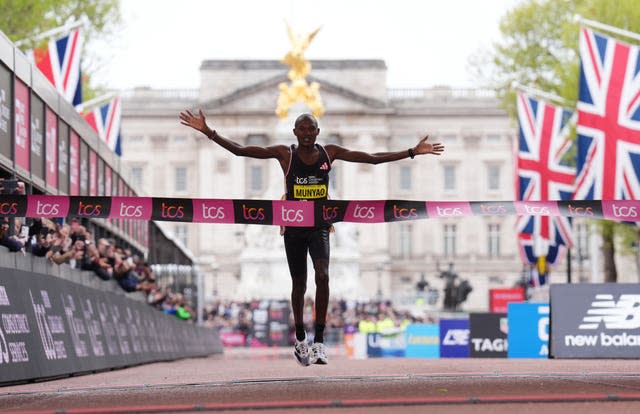 Alexander Mutiso Munyao celebrates winning