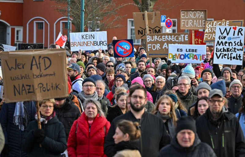 Participants walk through the German-Polish border town in the east of Brandenburg during the "Never again is now!" demonstration against right-wing extremist activities. Patrick Pleul/dpa