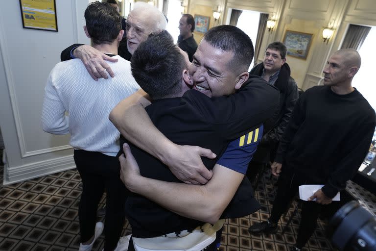 El abrazo más esperado: Messi y Riquelme. Detrás, Alfio Basile (Javier García Martino)