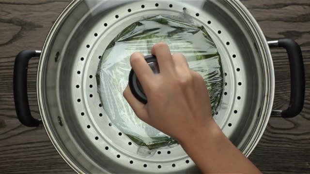 Steaming pandan nian gao in steamer