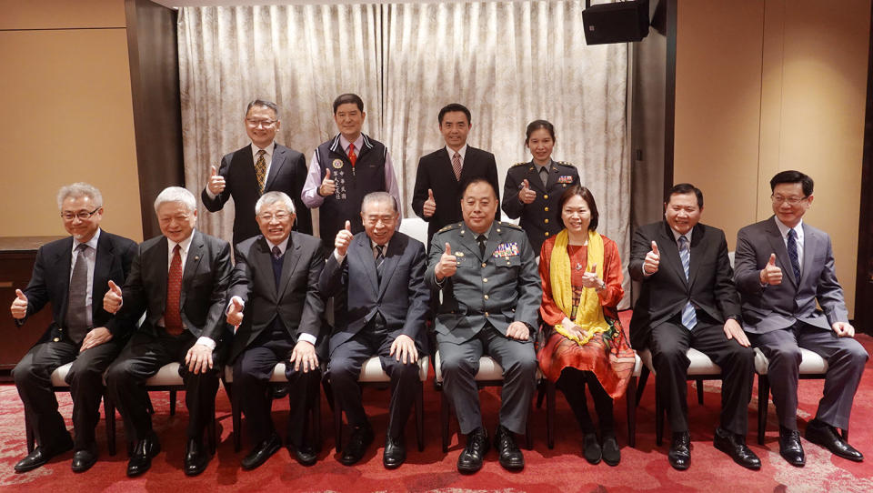 敬軍卓越貢獻！陸軍頒贈陸光甲種獎章表彰企業代表。（記者羅廣仁攝）