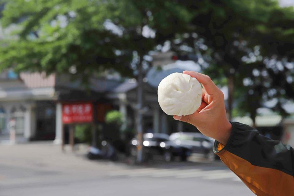 京亞銘菓館對面就是著名的東河包子（圖片來源：妮可魯）