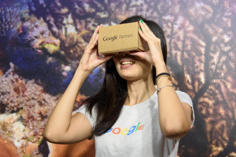 Google亞太區街景計畫負責人魏薌君示範以智慧型手機搭配Cardboard，以VR體驗Google台灣海底實景