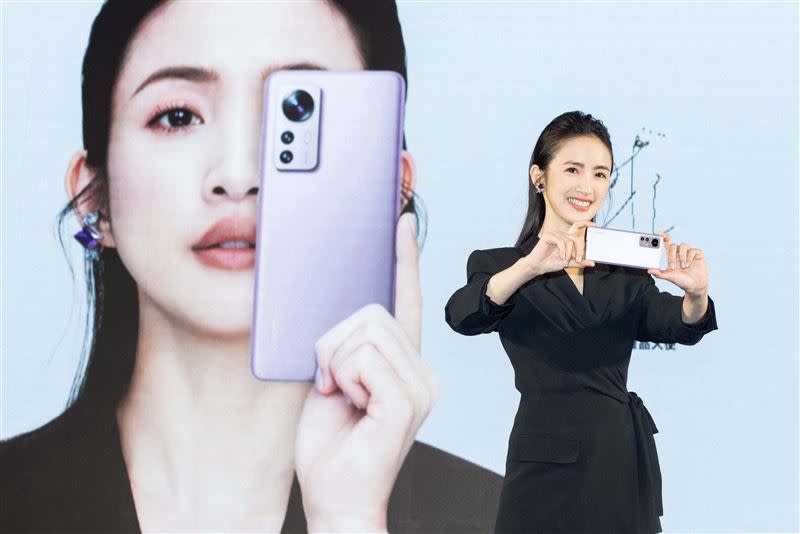 精品旗艦Xiaomi 12系列於小米中秋節活動期間最高直降新台幣$4,500元。（圖／小米台灣提供）