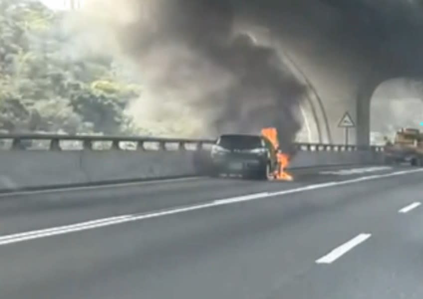 女大生發現開車出去沒多久，車體突然冒煙最後還竄火。（圖／翻攝自Dcard）