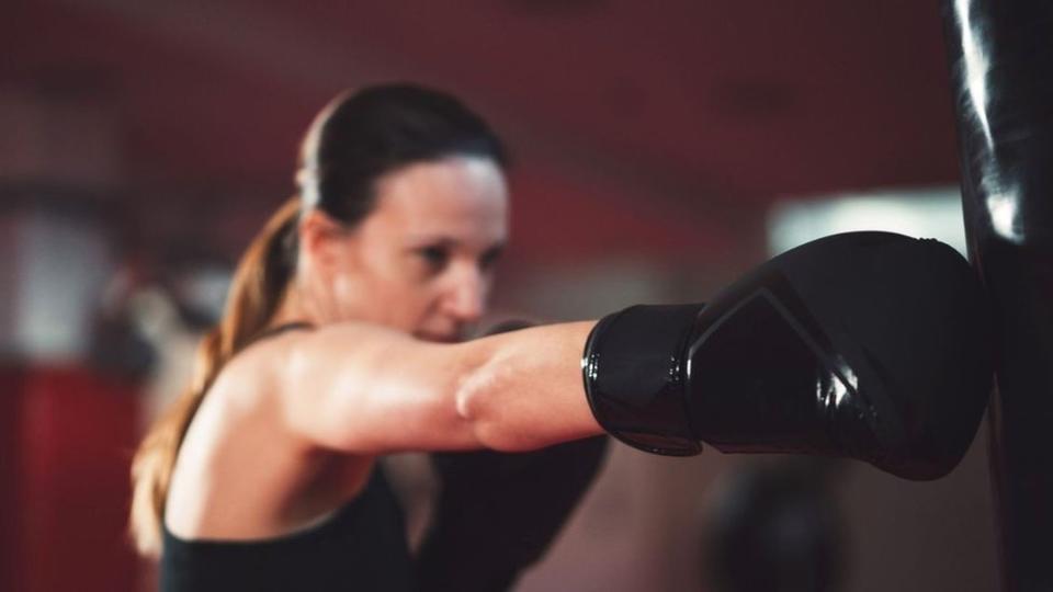 Una mujer practicando boxeo