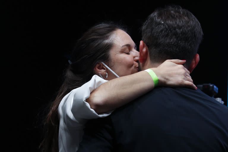 Gabriel Boric junto as u pareja, Irina Karamanos, en la celebración del triunfo de Apruebo Dignidad