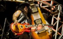 Zylinder, Sonnenbrille und Les-Paul-Gitarre: Saul Hudson, besser bekannt als Slash, ist inzwischen auf der ganzen Welt bekannt. Mit der Band Guns N'Roses brachte er Geniestreiche wie "Sweet Child O'Mine" oder "November Rain" hervor und pflegte den Rock'n'Roll-Lifestyle wie kein zweiter. Mittlerweile ist Slash (58) abseits der Bühne ruhiger geworden und erfolgreich auf Solopfaden unterwegs - im Februar 2022 veröffentlichte er sein aktuelles Album "4". (Bild: Raphael Dias/Getty Images)