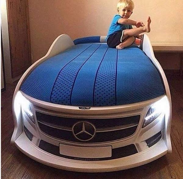 <p>Dieser kleine Prinz darf den Mercedes unter den Betten sein eigen nennen. Macht ja Sinn, so kann sich der Nachwuchs schon mal an sein erstes eigenes Auto gewöhnen, dass ihm Mutti und Papa nach dem bestandenen Führerschein sicher gern spendieren. (Bild: Instagram/thesupercarsquad) </p>