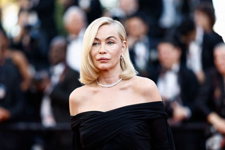 La actriz francesa Emmanuelle Beart, de negro, en la edición número 77 de Cannes