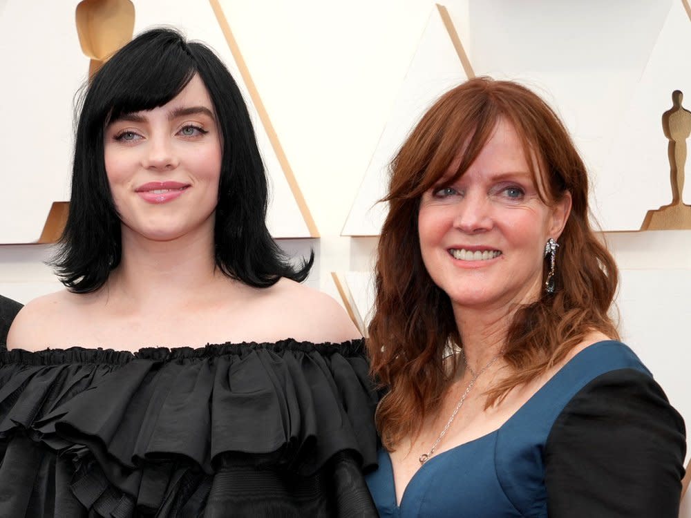 Billie Eilish und ihre Mutter Maggie Baird. (Bild: getty/Kevin Mazur/WireImage)