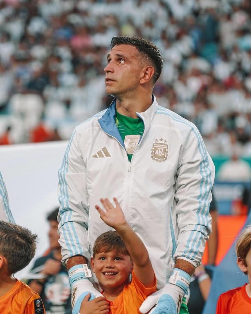 Emiliano Martínez junto a su hijo Santiago en la Copa América 2024. Foto/Instagram: @mandinha_martínez_