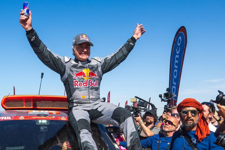 Carlos Sainz festeja como campeón del Dakar por cuarta vez, ahora a los 61 años; en 2024 se preparó 