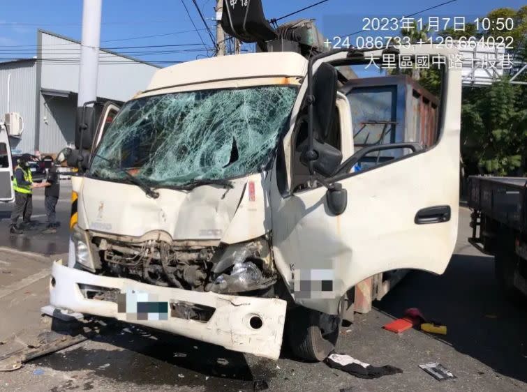 ▲台中大里2大貨車車禍，大貨車頭凹陷、擋風玻璃全毀。（圖／翻攝畫面）