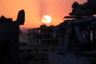 <p>Destroyed buildings are pictured during sunset at the frontline in Raqqa, Syria, Oct. 6, 2017. (Photo: Erik De Castro/Reuters) </p>