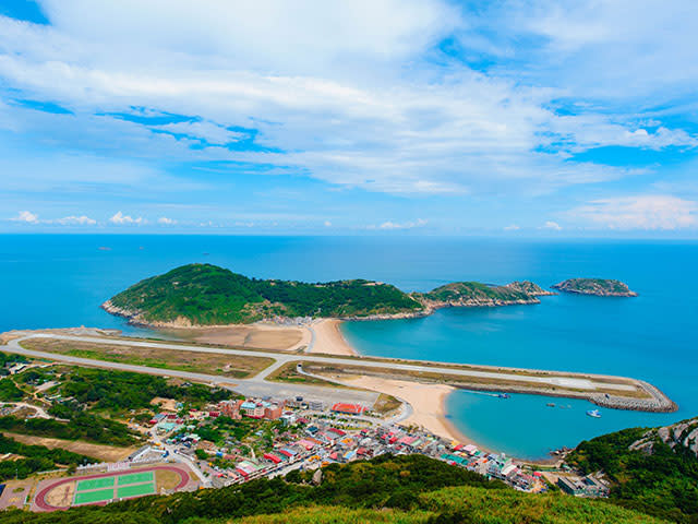 交通部長王國材表示，馬祖擁有芹壁村、北海坑道等世界級景點，更需提升海、陸、空交通服務。   圖：翻攝連江縣交通旅遊局官網