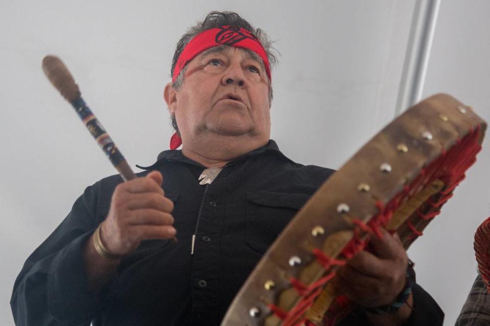 El miembro de la Nación Lummi Douglas James toca música tradicional durante una ceremonia en Virginia Key Park que tuvo lugar antes de protestar por la liberación de la orca Lolita del Miami Seaquarium, en Key Biscayne, el domingo 27 de mayo de 2018.