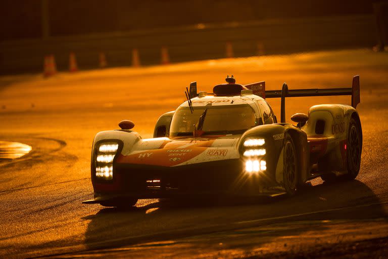 El auto Nº 7 de Toyota Gazoo Racing, iluminado en las 24 Horas de Le Mans; el contrato de Pechito López con la marca japonesa terminará a fin de año, pero no habría dificultades para extenderlo.