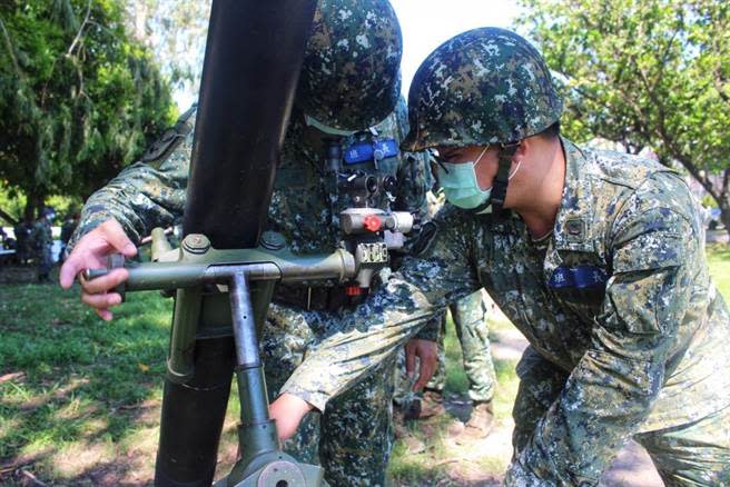 陸軍步兵117旅執行120及81迫砲專長合格簽證。軍聞社提供