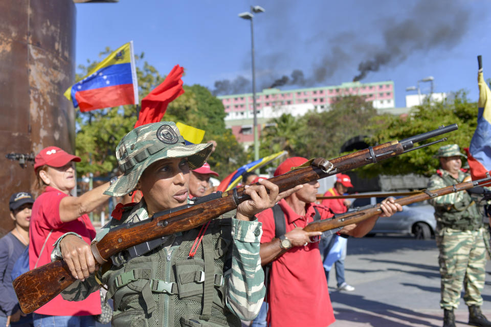 Miembros de la Milicia Nacional Bolivariana blanden rifles durante un ejercicio de invasión en Caracas, Venezuela, el sábado 15 de febrero de 2020. (AP Foto/Matias Delacroix)