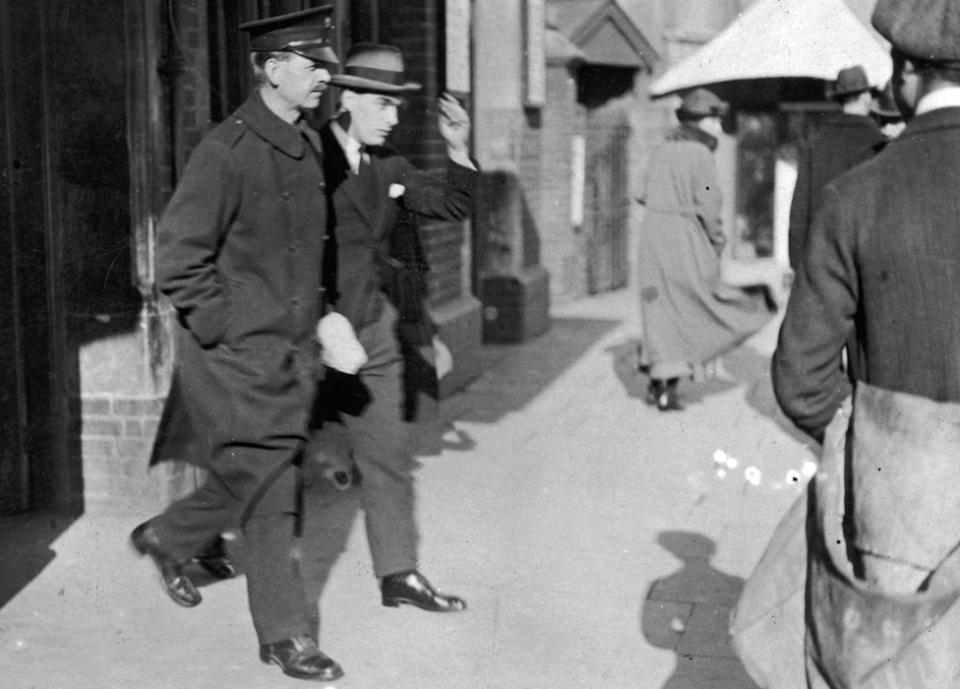 Freddy, saliendo de la estación de policía en Ilford.