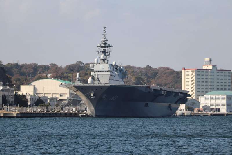 20201213-停泊於日本橫須賀軍港的日本海上自衛隊出雲號護衛艦（DDH-183）。（陳煜攝）