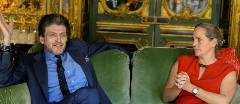Benjamin de Rothschild et sa femme Ariane dans leur hôtel particulier parisien en 2014. 
