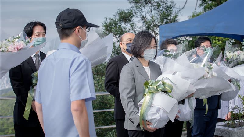  李登輝辭世一周年，蔡英文今早前往五指山國軍示範公墓追思致意。（圖／總統府提供）